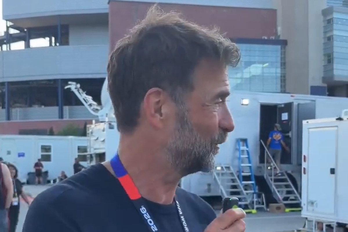 Klopp davao izjavu, pa se iznenadio kada je vidio ko mu je "uletio" u kadar da ga pozdravi